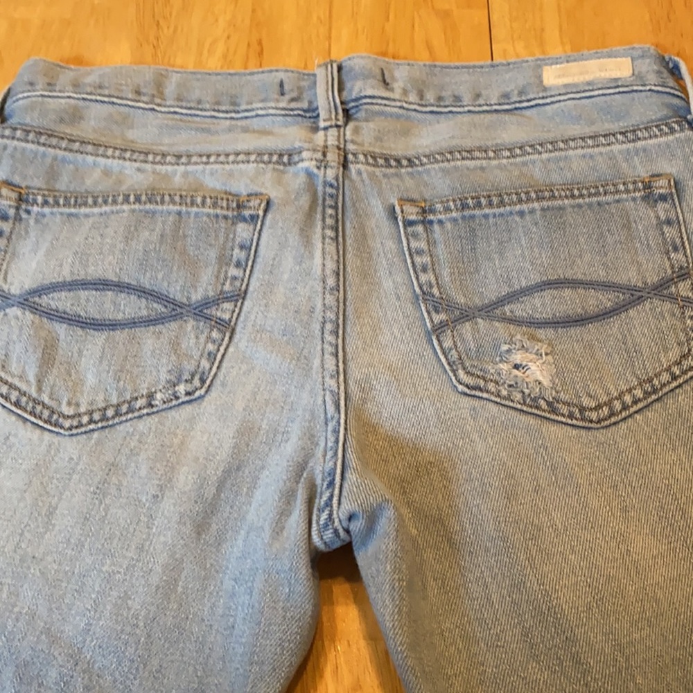 Abercrombie & Fitch Distressed Button Fly Light wash Women’s Jeans Size 26 - Picture 11 of 12